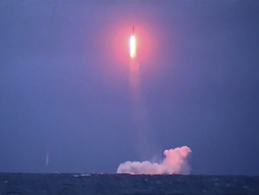 Россия запустила баллистическую ракету "Синева" с подводной лодки. Видео