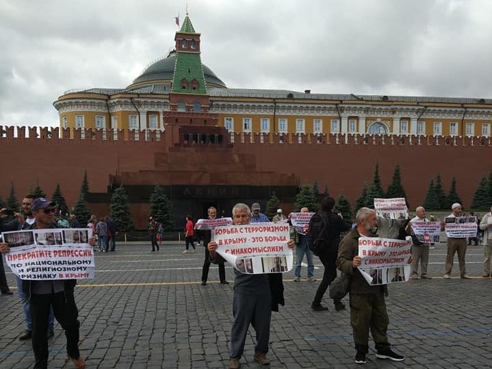 На Красной площади в Москве задержали семерых активистов на акции в поддержку крымских татар
