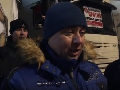 Протестующие российские дальнобойщики требуют от Путина референдума. Видео