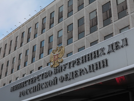 В Москве женщина облилась бензином и угрожает поджечь себя