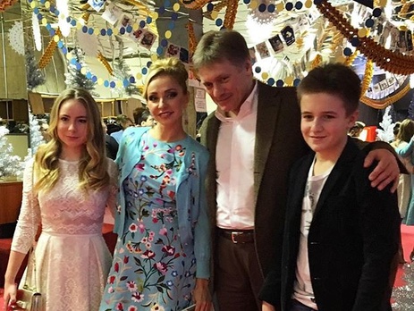 Навка и Песков с детьми посетили ретро-бал, собравший российский бомонд. Фото