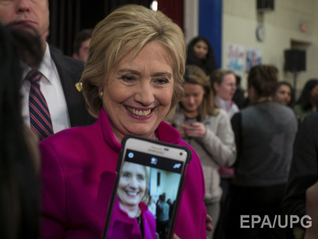 Соцопрос: Клинтон обошла бы в президентской гонке Трампа