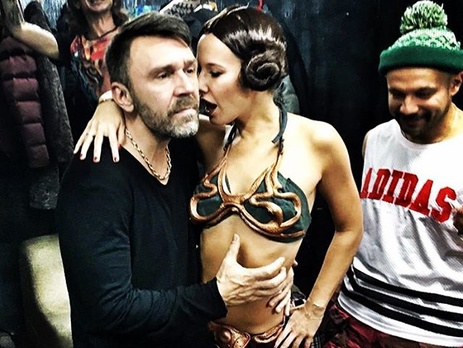 Собчак в образе принцессы Леи зарабатывала на корпоративе и обнималась со Шнуровым