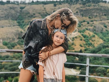 Loboda показала прогулку на природе со старшей дочерью