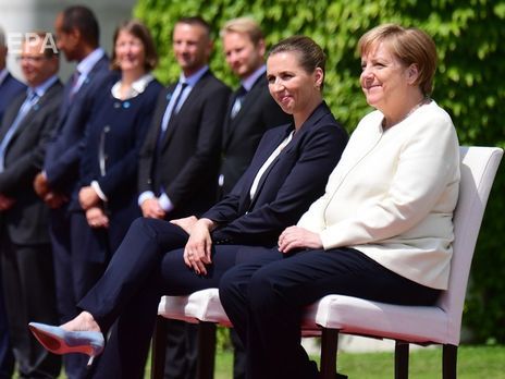 После трех приступов дрожи Меркель принимала участие в официальной церемонии сидя