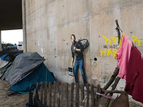 Художник Бэнкси изобразил Стива Джобса-беженца на стене лагеря для мигрантов. Видео