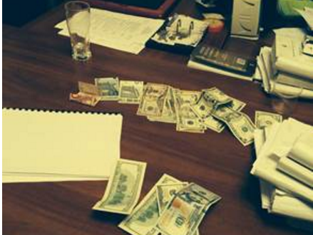 Двое судей Львовского апелляционного админсуда восстановили на работу сотрудника прокуратуры за $6000