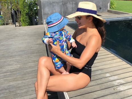 Лонгория, год назад родившая первенца, показала фигуру в купальнике