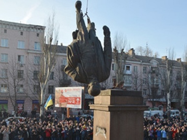  Днепродзержинские коммунисты сами снесли памятник Ленину
