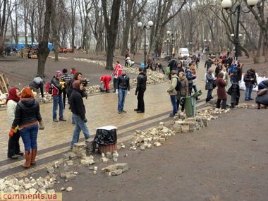 В Мариинском парке, на Грушевского и Европейской площади киевляне наводят порядок. Фоторепортаж