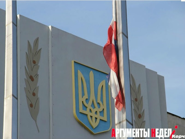 В Керчи с флагштока возле горсовета сняли украинский флаг