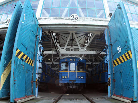 В Киеве погибла женщина, упавшая на рельсы в метро