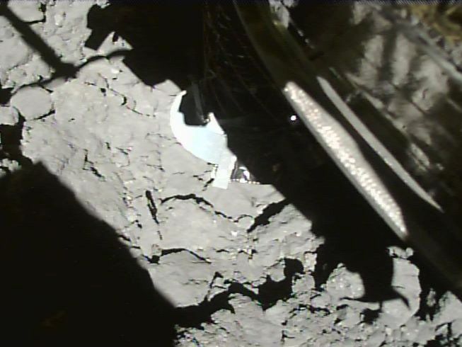 ﻿Японський космічний апарат сів на поверхні астероїда Рюгу