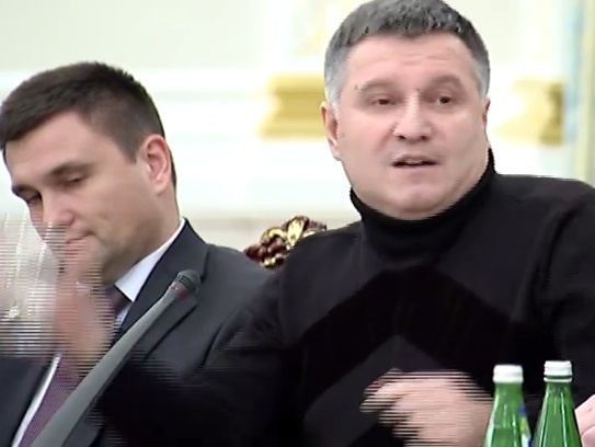 "Ты вор!" – "А ты трепло и артист, б...ь, сволочь такая! Говнюк!" &ndash; Аваков выложил запись своего броска стаканом в Саакашвили. Видео