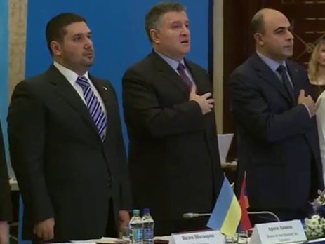 Лещенко выложил фото Авакова (в центре), стоящего рядом с экс-регионалом Шатворяном (слева)