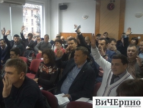 Депутаты Черкасского горсовета обратились в Верховную Раду с требованием отставки правительства Яценюка