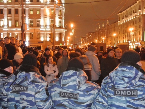 Депутат Госдумы получил травму позвоночника во время разгона полицией акции против платных парковок в Москве