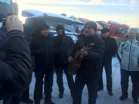 Шевчук спел протестующим российским дальнобойщикам: Ты не один. Видео