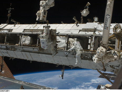 NASA: Американские астронавты проведут внеплановый выход в открытый космос