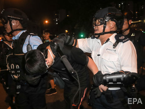 ﻿У Гонконзі протестували проти китайських торговців, поліція застосувала палиці та перцевий газ. Фоторепортаж