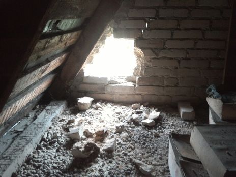 В штабе ООС показали последствия обстрела боевиками жилых домов в Марьинке. Фоторепортаж