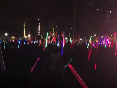 Фанаты "Звездных войн" устроили массовый бой световыми мечами джедаев. Видео