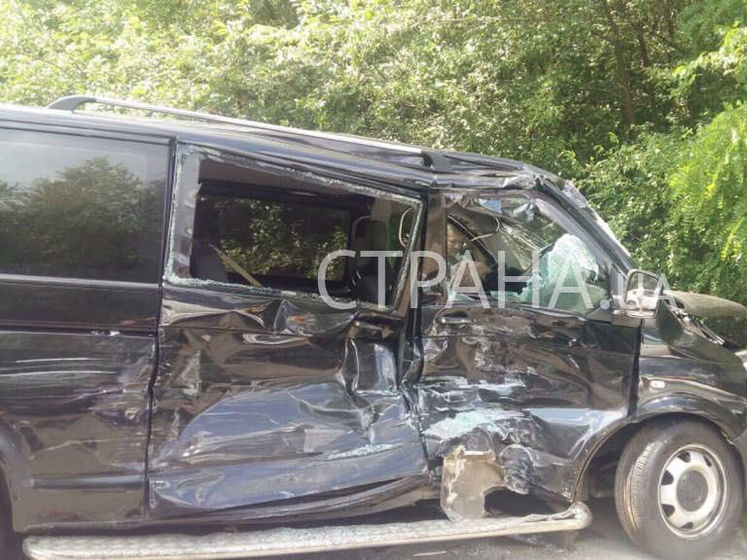СМИ сообщили, что автомобиль из кортежа Зеленского попал в ДТП. Управление госохраны утверждает, что в аварию попала их машина