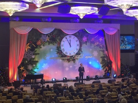 Без коньяков, икры и дорогого шампанского: В Госдуме РФ провели новогодний корпоратив. Видео