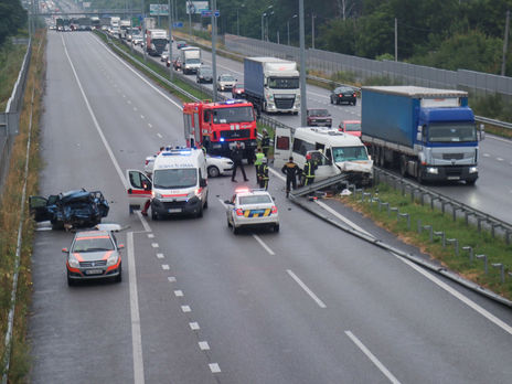﻿Під Києвом сталася ДТП за участю маршрутки, троє людей загинуло, ще дев'ятеро постраждали – поліція 