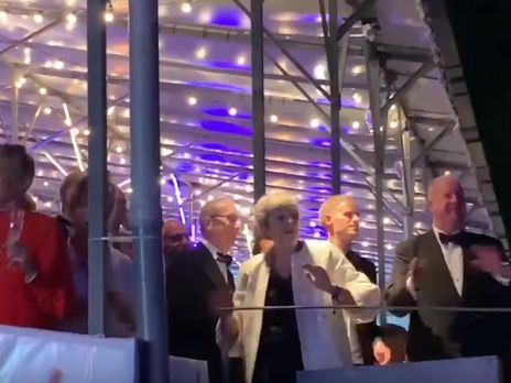 Мэй снова станцевала под песни АВВА. Видео