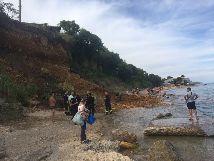 ﻿Рятувальники відновили пошукові роботи на пляжі в Одесі, де зійшов зсув