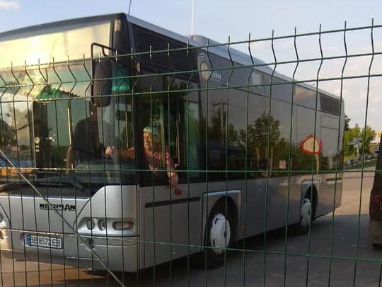 ﻿Україна запустила автобус, який курсуватиме від мосту у Станиці Луганській до першого контрольно-пропускного пункту 