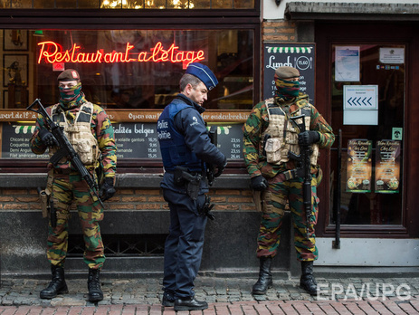 Бельгийские полицейские проводят антитеррористическую операцию после терактов в Париже 13 ноября