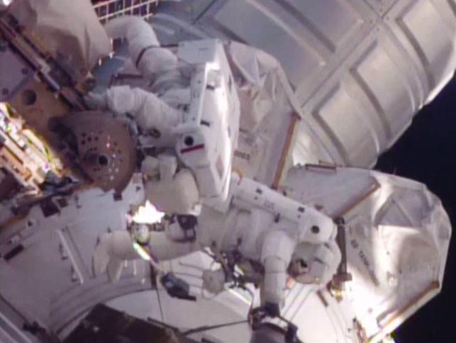NASA показало внеплановый выход астронавтов МКС в открытый космос. Видео