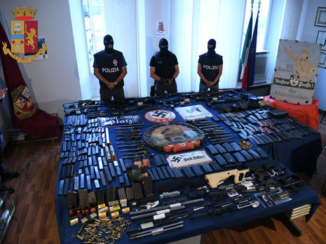 ﻿В Італії поліція вилучила арсенал зброї у праворадикалів, які воювали на Донбасі