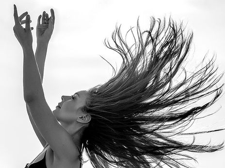 Тина Кароль засветила пятую точку на пляже