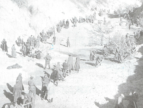 Советские военнопленные под конвоем немцев закапывают тела евреев, расстрелянных в Бабьем Яру