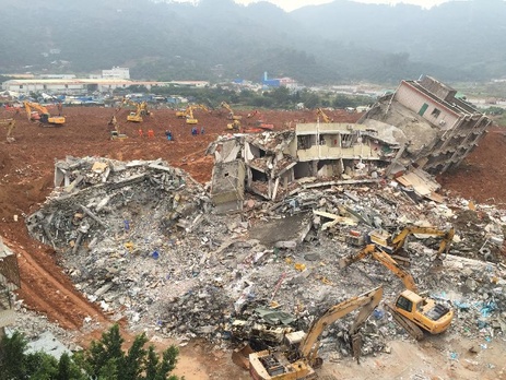 Очевидцы опубликовали кадры схода масштабного оползня в Китае. Видео 