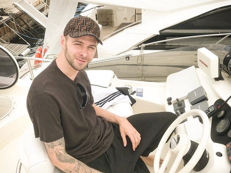 Барских продемонстрировал голый торс