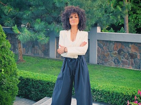 Астафьева села на шпагат