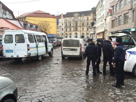 Неизвестный сообщил о минировании автомобиля в центре Ужгорода