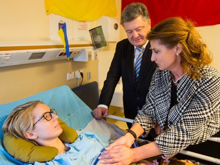 Президент Порошенко с супругой посетили в израильском госпитале украинского волонтера Зинкевич