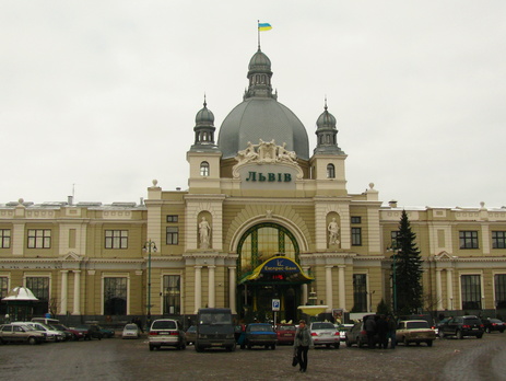 На железнодорожном вокзале Львова ищут бомбу