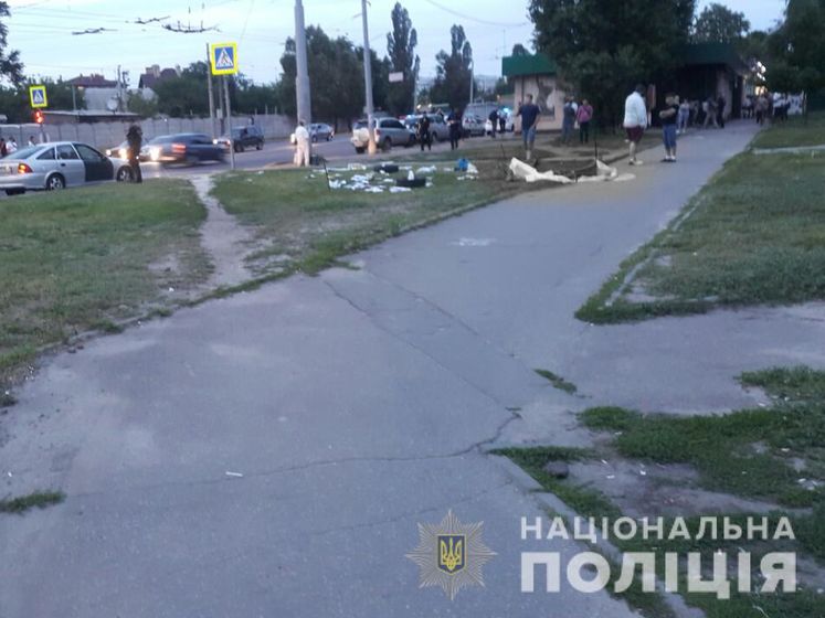 В Харькове женщина за рулем авто врезалась в палатку агитаторов, пострадали три человека – полиция