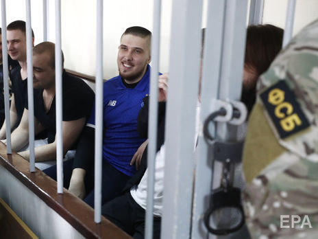 ﻿Суд у Москві продовжив на три місяці арешт для 24 українських військовополонених моряків. Фоторепортаж