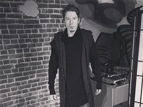 Внук Пугачевой запрыгнул на придорожный столб