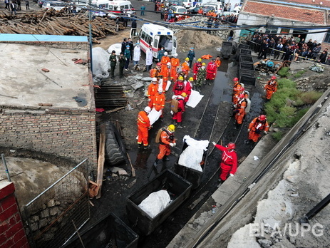 В Китае из-за обрушения шахты под завалами остаются 25 горняков