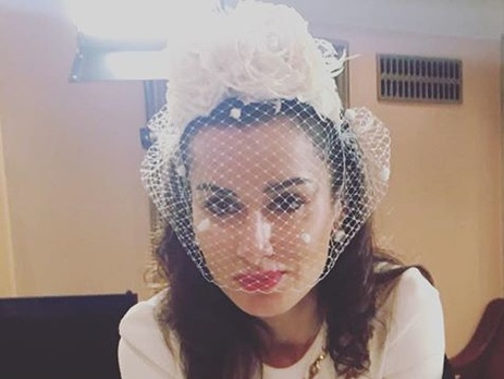 Канделаки в объятиях мужчины показала кольцо, похожее на обручальное