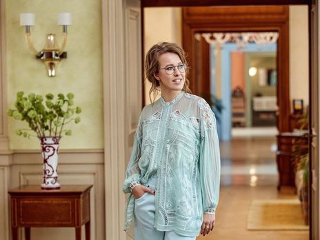 Собчак обнародовала фото сына, обнимающего девочку