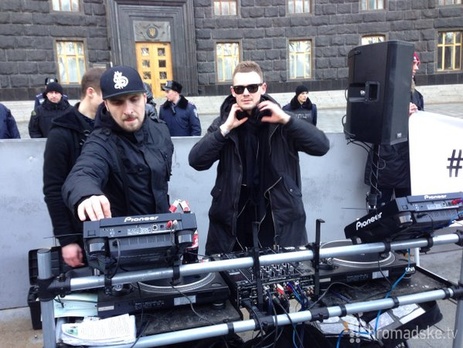 Любители клубной музыки провели танцевальный митинг под Кабмином, протестуя против действий полиции